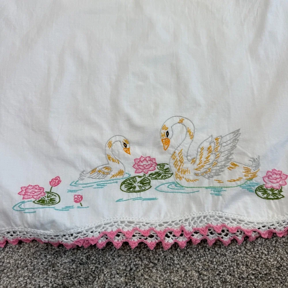 Vintage Hand Embroidered Swan Water Lily Pillowcase Set Pink Crochet Trim‎ White